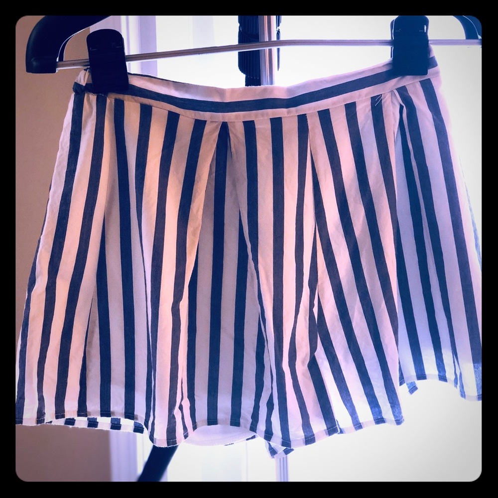 White and blue stripped pleaded shorts